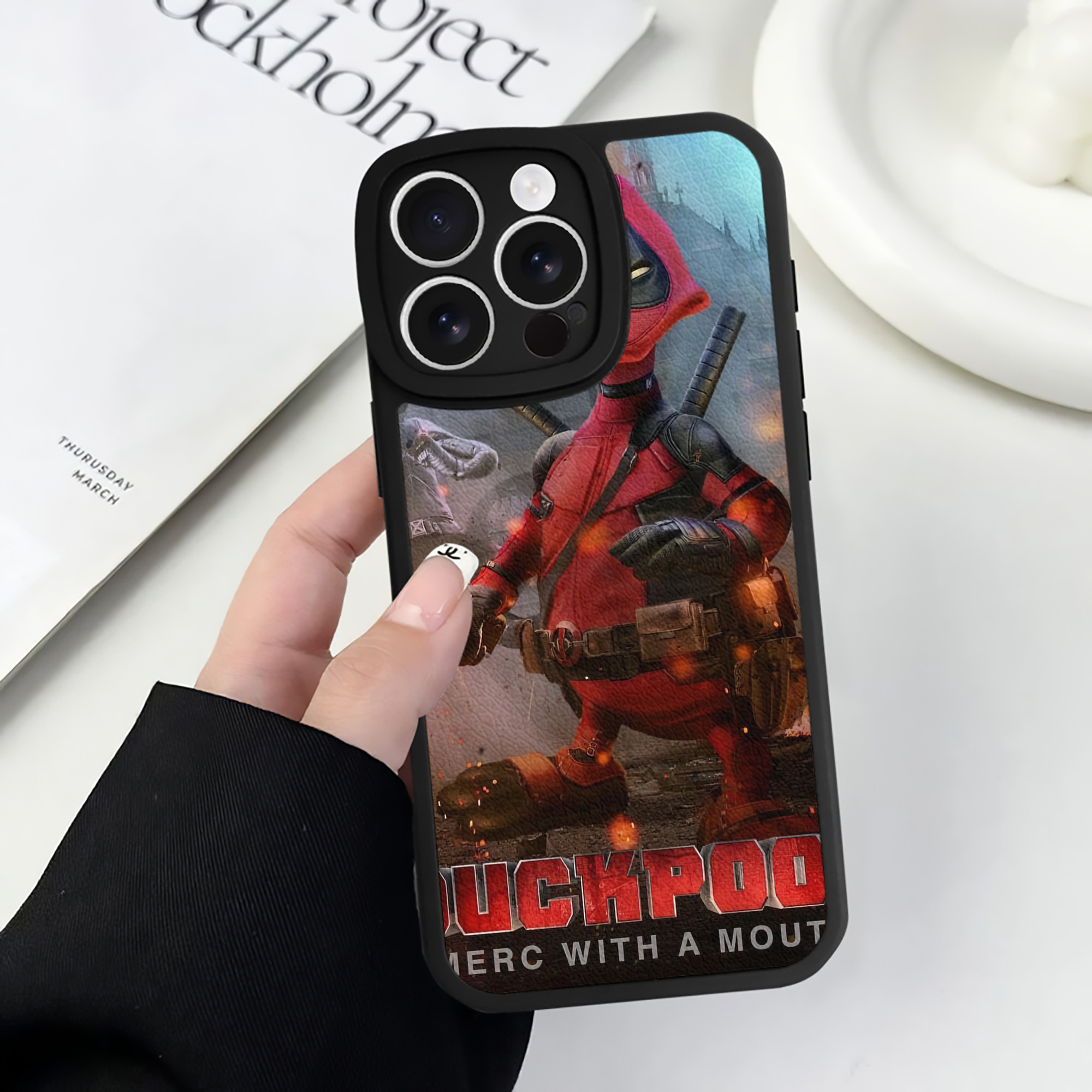 （画像用） Deadpool デッドプール 【iPhone 16シリーズ対応】シリコンスマホケース（レザー調） 材質：シリコン